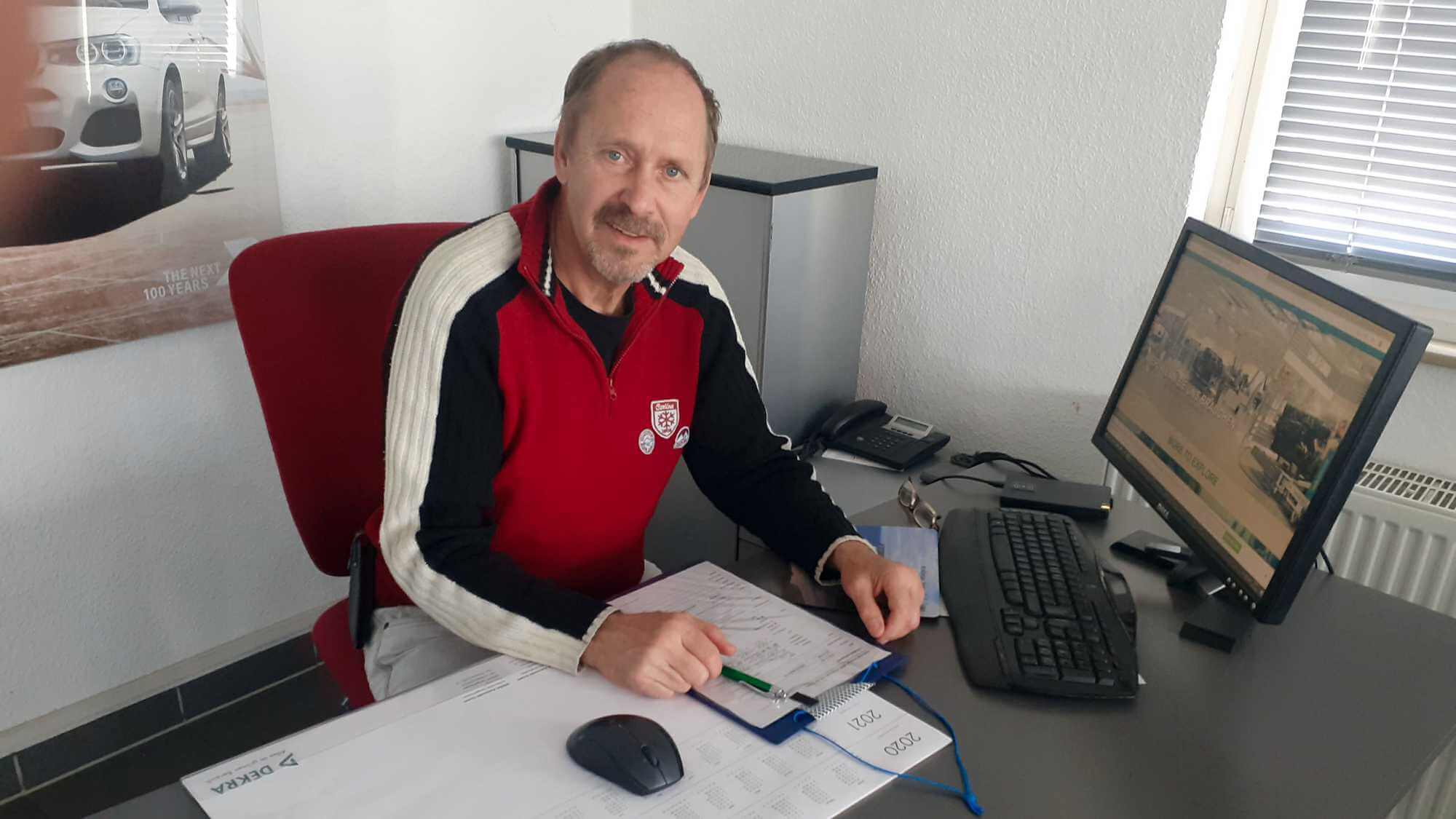 Kfz-Gutachter Andreas Henschel wertet die Daten aus