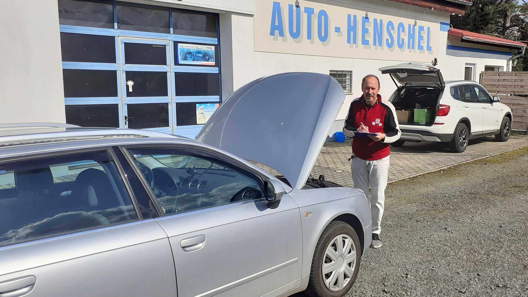 Kfz-Gutachter Andreas Henschel an einem Fahrzeug