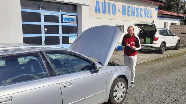 Kfz-Gutachter Andreas Henschel an einem Fahrzeug