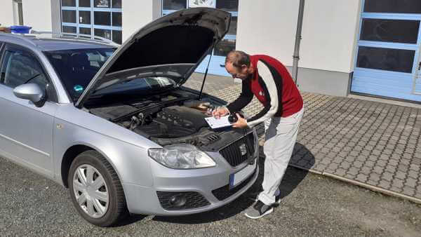 Kfz-Gutachter Andreas Henschel notiert Daten