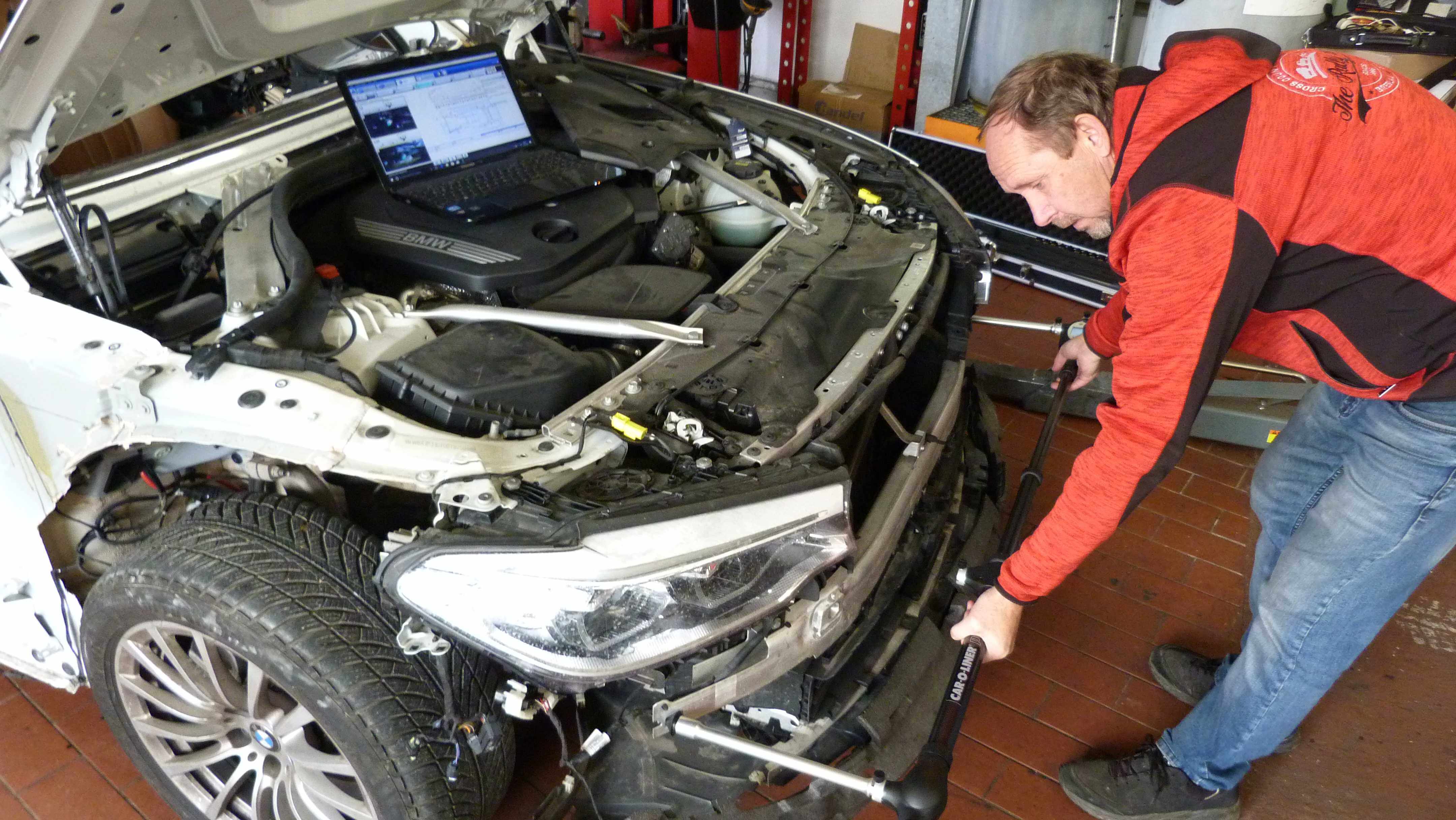 Kfz-Gutachter Andreas Henschel vermisst die Karosserie eines Fahrzeuges